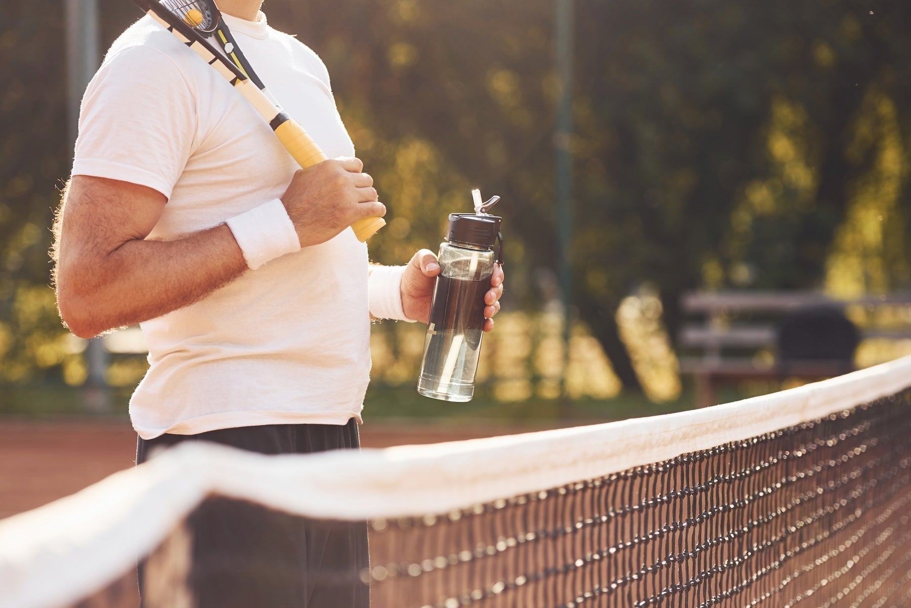 Senior male tennis player staying hydrated during sport — HDAAs as the future of sports supplements for real recovery